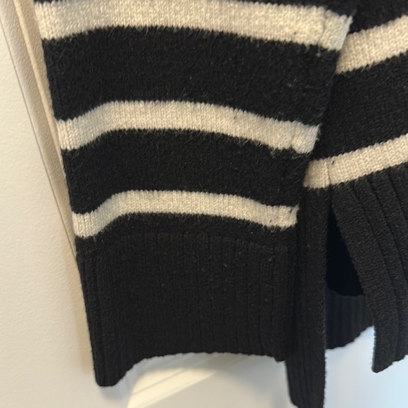 Black and White Striped Women's Sweater-Size Medium - Picture 4 of 8
